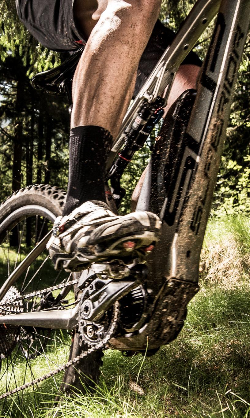 Pushing the pedals with feet wide apart causes discomfort and greater frame flex, which wastes effort. The compact E8000 series drive unit keeps the cranks close together.
