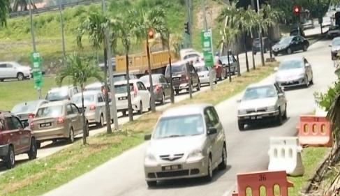 It is frequently observed in a rapidly growing Seremban that traffic congestion and long queues at intersections occur during peak hours.