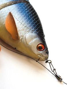 The release clip is simply clicked in the protruding eye of the soft bait screw. The hooklink can also be semi-fixed via release-tube/ split-ring with a micro swivel as shown in photo D.