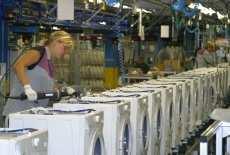 Trgovina in storitve 18 %. Slika 2: Proizvodnja pralnih strojev v Gorenju, d. d. 2 Geografska vrednostna struktura prodaje velikih gospodinjskih aparatov: EU 60 %; vzhodna Evropa 36 %; ostale države 4 %.