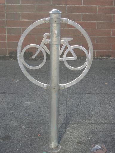 "WTM3 NYU FC 0019", autor NYU FC. (Allikas: Wikipedia, Bicycle parking rack) Foto 5. "Seattle - stylized bike rack", autor Joe Mabel.