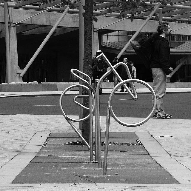 Siia alla liigituvad jalgrattahoidjad, mis on ise juba nagu kunstiteosed; näiteks Tartu raekojaplatsi installeeritud jalgrattahoidjad, mis