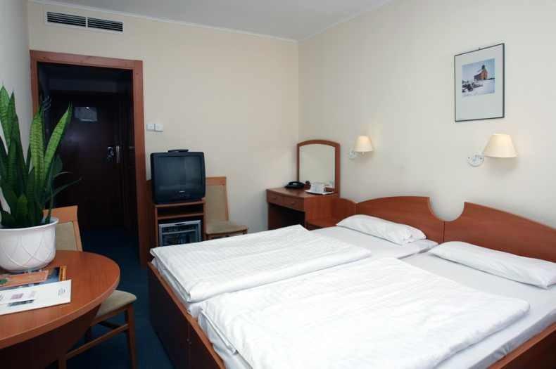2 nights from Friday 24 th February 2012 dinner until Sunday, 26 th February 2012- lunch Hotel*** +: 107 / person (rooms with 2-3-4 beds) 2.