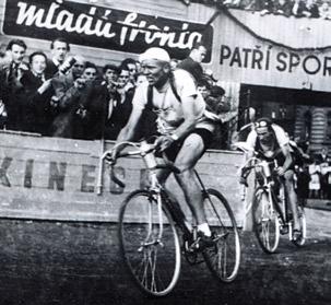 25výročie Múzea telesnej kultúry v SR Vlastimil Ružička Jan Veselý Jednou z prvých veľkých akvizícií v histórii múzea bola športová pozostalosť po cyklistovi Vlastimilovi Ružičkovi s množstvom