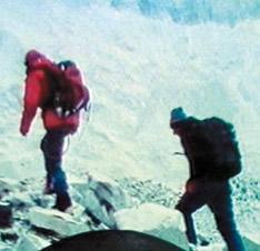 Žiaľ, Jozef Psotka, legenda československej horolezeckej generácie, pre ktorú lezenie nebolo len naplnením osobných ambícií, ale znamenalo predovšetkým mystické spojenie s prírodou, pri zostupe