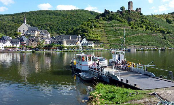 Moselle: classic TOUR DESCRIPTION Winding its way... The Moselle Bike Trail Spend your bicycle vacation in the most famous wine growing region of Germany along one of the most beautiful rivers.