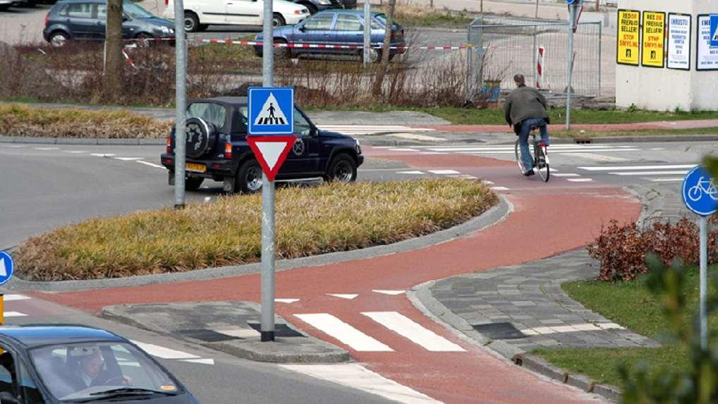Bicycle infrastructure roundabout where cyclists have right