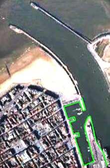penetration into this part of the harbour. This location of the inner harbour (Fig. 12, right) suffers from high wave penetration, which creates difficult conditions.