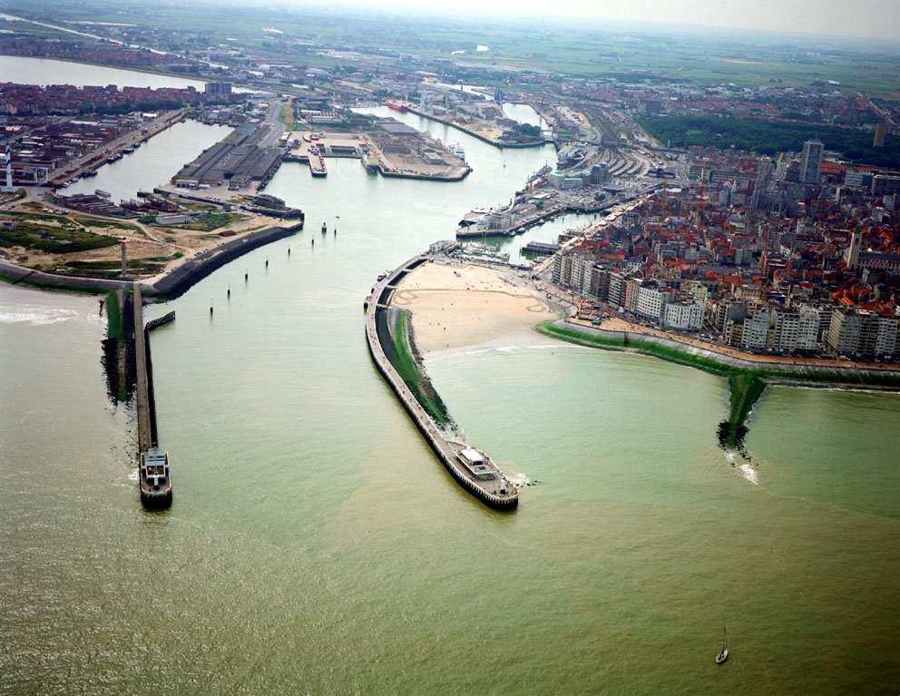 2 COASTAL ENGINEERING 2010 Figure 2. Harbour of Ostend and city center: (top) initial entrance of the harbour, (bottom) inner harbour.