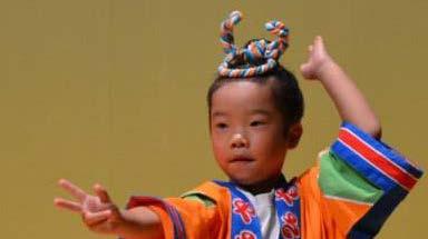 (Nejiri) Hachimaki ( ねじり ) 鉢巻 (Nejiri) Hachimaki is a rope or cloth decoration worn on the head of children, male, and female dancers of the men s dance.