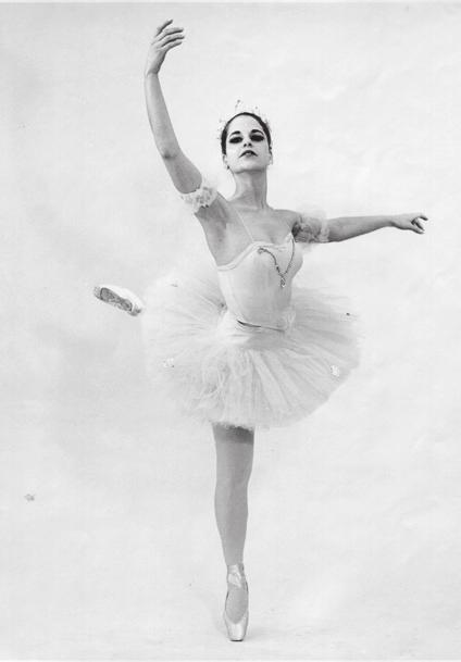 IN THE SPOTLIGHT Donor Spotlight Leona Aiken Leona Aiken as a dancer in the Richmond Civic Ballet Ballet AZ: You are such a longstanding supporter of the arts in Arizona.