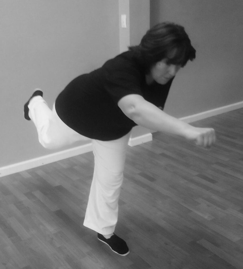 Raise your posture to simultaneously deliver a right knee strike and