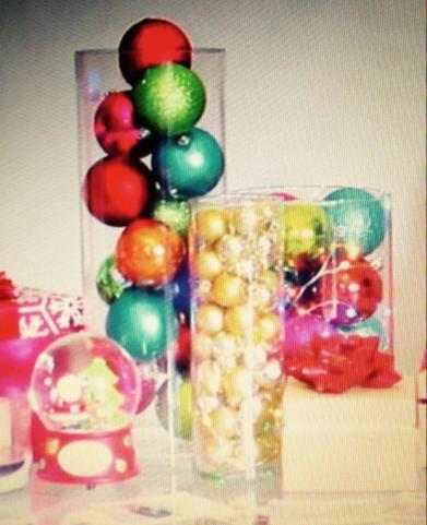 Ustvarjalnica Vaza z bučkami Potrebuješ: vazo bučke lučke Poišči stekleno vazo, vanjo pa daj bučke različnih barv. Če želiš, lahko daš v vazo tudi božične lučke. Vir: https://www.youtube.