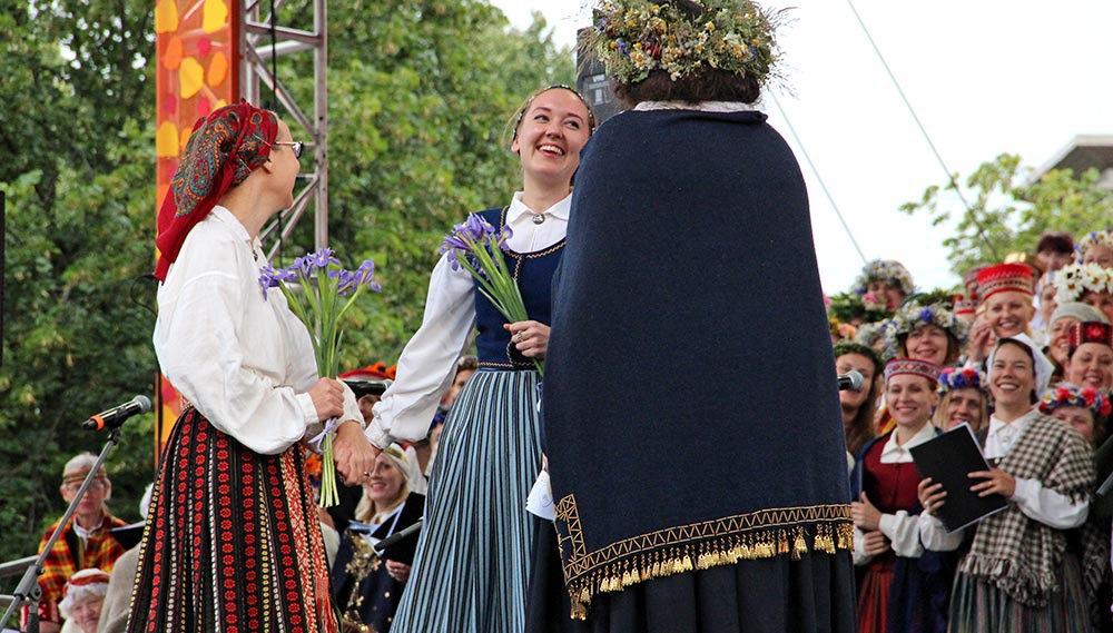 brīnumputns izrādes, pasaules latviešu folkloras kopu uzstāšanās un ārvalstu viesu koncerti, kā arī sākās mēģinājumi deju lieluzvedumam Māras zeme. Plkst. 19.