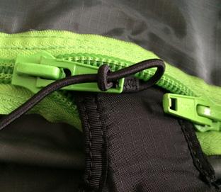 tail of bungee through the loop Pull tight Tie an overhand knot through the other zipper