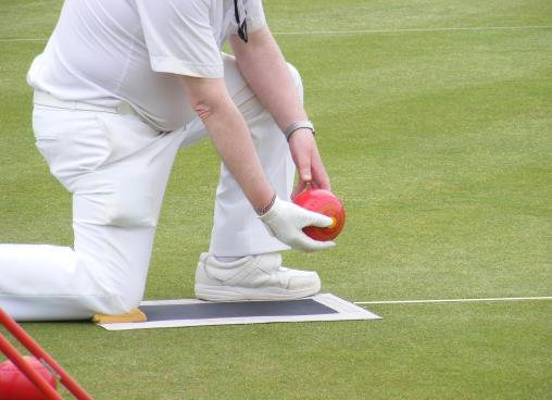 Above: Eric Gallagher (England B1 bowler) kneels on the mat and feels for the string.