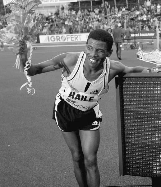 NAJDÔLEŽITEJŠIE SVETOVÉ UDALOSTI ROKA KRONIKA ŠPORTU 2007 Atletickým rekordérom, dokonca viacnásobným, bol aj etiópsky vytrvalecký fenomén Haile Gebrselassie, ktorý v Ostrave zabehol svetový rekord v