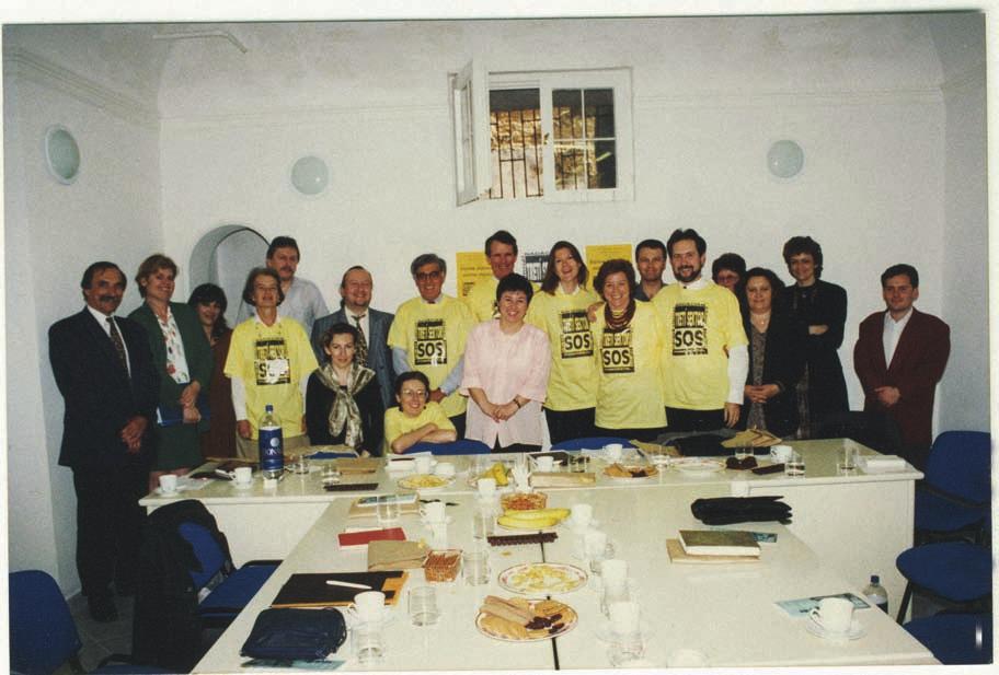 Kampaň Tretí sektor SOS Aktivisti kampane Tretí sektor SOS Stela Hanzelová (vľavo), Maroš Silný, Ľubica Trubíniová a Helena Woleková. Bratislava, 1996.