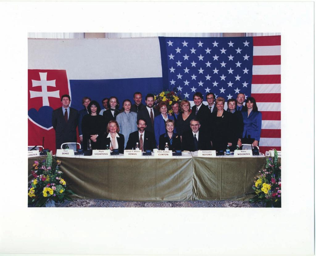 Návšteva Hillary Clinton a okrúhly stôl s MVO Stretnutie prvej dámy USA Hillary Clinton s predstaviteľmi slovenských MVO v októbri 1999.