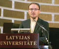 Toms Bricis, LTV Ziņu dienesta diktors, demonstrēja laika prognozi Latvijai 2039. gada oktobrim un norādīja, ka ir grūti pārliecināt iedzīvotājus par klimata pārmaiņām, kas ietekmēs arī Latviju.