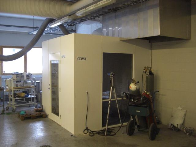 The air lock vestibule had the same height of the test enclosure, a width of 2.5 m and a length of 1 m.