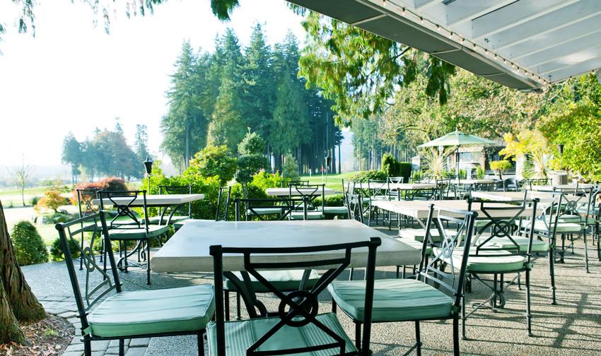 Dining at Sandpiper Resort CLUBHOUSE RESTAURANT Rowena s in-house restaurant, Clubhouse, invites guests to savour BC s west coast fare.