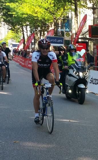 [photo Opa Frank finishing] That was a highlight but seeing the Pro s race along the Monckebergstrasse is indescribable.