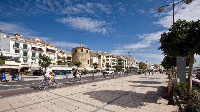 The village is nestled between Cambrils and Salou which are both a short tenminute taxi ride away.