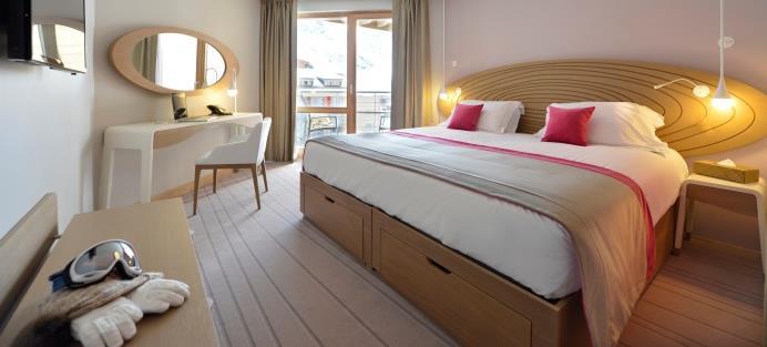 accommodation SUPERIOR ROOM Looking for la vie en rose? This is the room for you. Available throughout the hotel, these pink rooms are spacious and bright.