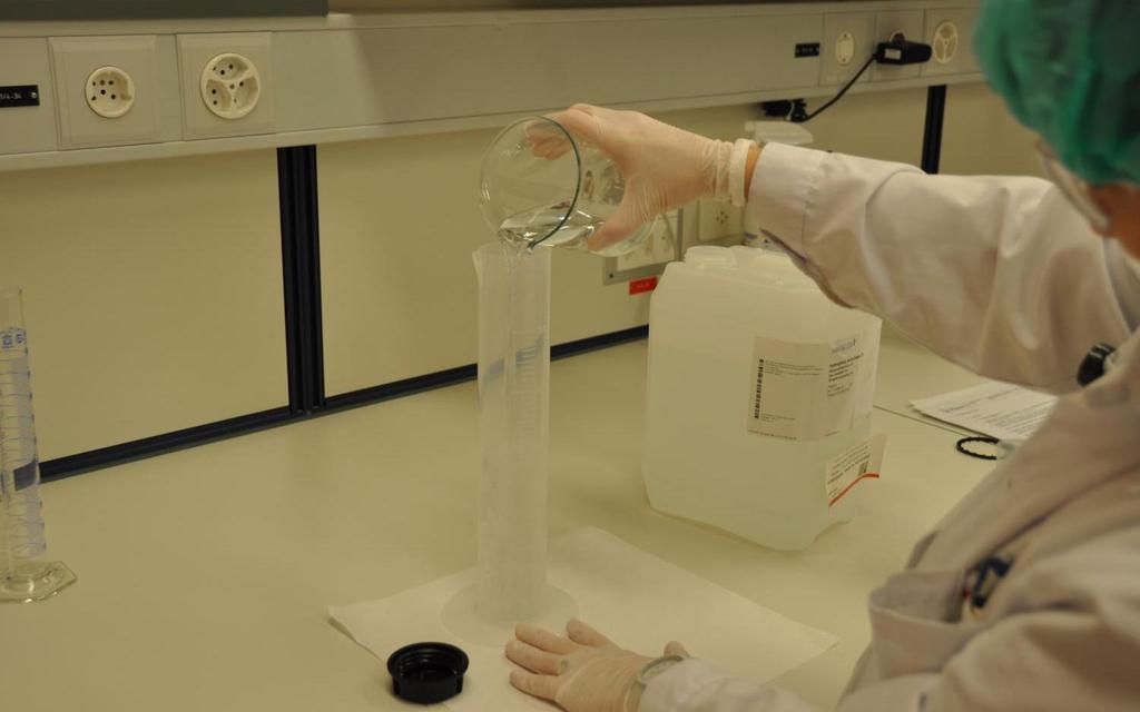 Measure 417 ml of hydrogen peroxide 3% in a 500ml measuring cylinder
