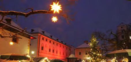 Nowadays the Christmas market offers about more than 40 cozy stands with seasonal products. Chinesischer Turn.