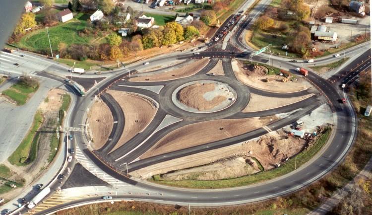 Kansas Roundabout Guide Chapter 1 Introduction to Roundabouts October 2003 Page 9 Rotaries, an old-style circular intersection common in the United States prior to the 1960 s, are characterized by a