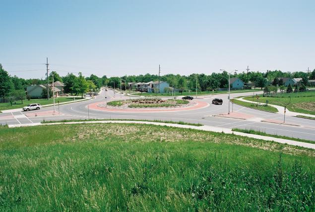 severity of collisions at the intersection. Exhibit 1-7 presents examples of traffic circles and roundabouts in Kansas.