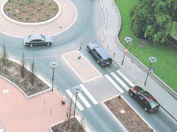 Kansas Roundabout Guide Chapter 6 Geometric Design October 2003 Page 71 Pedestrian Accommodations As with any intersection form, providing safe and comfortable accommodations for pedestrians is a