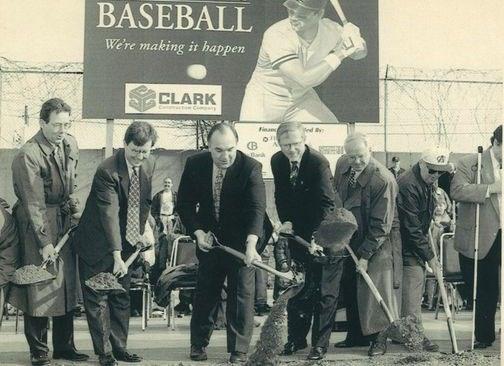 the lansing lugnuts OUTFIELD REDEVELOPMENT PROJECT By Karl Dorshimer INTRODUCTION in 1994, Lansing, the capital city of Michigan, with the help of the Lansing Economic Development Corporation (LEDC),