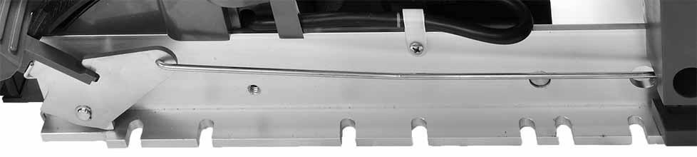 IMPORTANT: Four mounting holes (two on ech side) re required to securely mount the trolling motor. There re seven mounting hole positions to choose from on ech side of the deck mounting rcket.