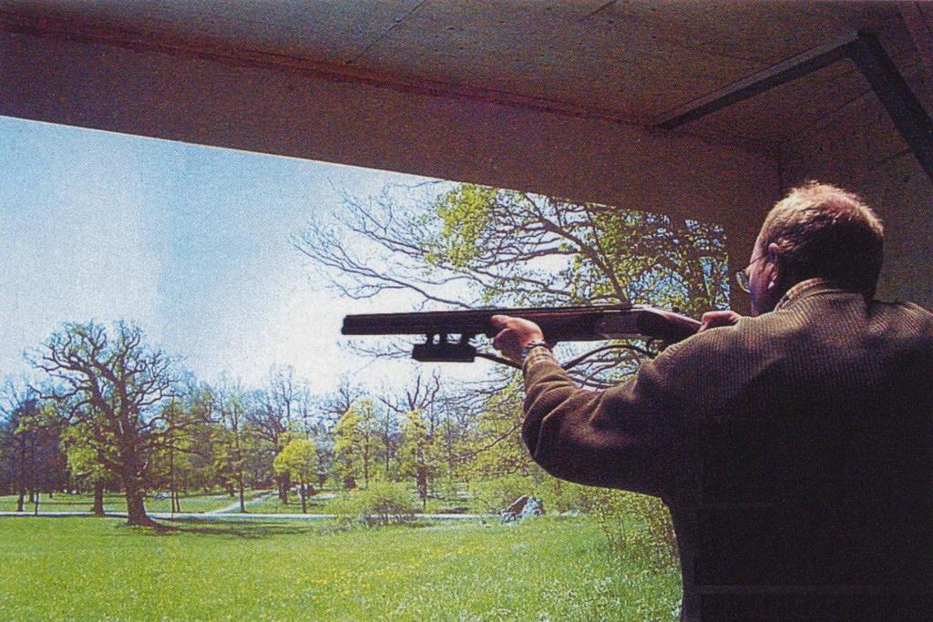 The simulator - basic principles. You attach the sensor unit to the barrel. You can use your own gun. A shooting scenario with a target, in this case a pheasant, is shown on a film screen.