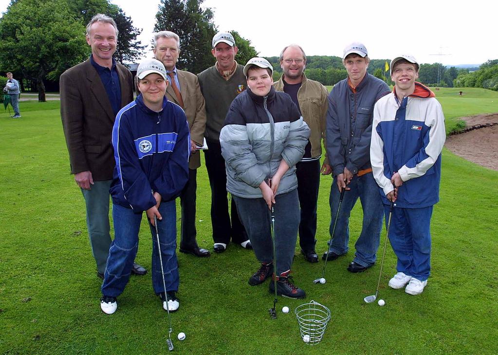 2002 Regular training days during the school week prove very successful for teaching golf. Thanks to the support of various sponsors, equipment, golf bags and golf clubs are acquired.
