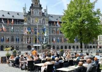 you on board is from 3 to 5 p.m. Take some time to wander around the old town that is worth seeing, having a look at the Gothic town hall, the beautiful guild houses, the big market and the Männeken Pis.