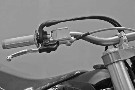 Check the vehicle for transport damage. Mount the handlebar. The scale on the handlebar should be in the center of the handlebar clamp.