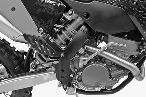 (250 SX-F EU) Mount the engine guard. 600808-10 Read the accompanying KTM PowerParts installation instructions. Mount the hand guard. Refuel. ( p.