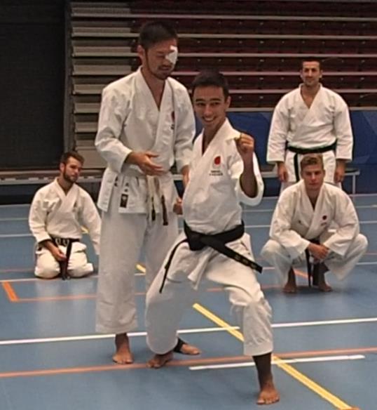 To the right, Shimizu sensei proved in a very instructive way the importance of both Hikite, timing in body