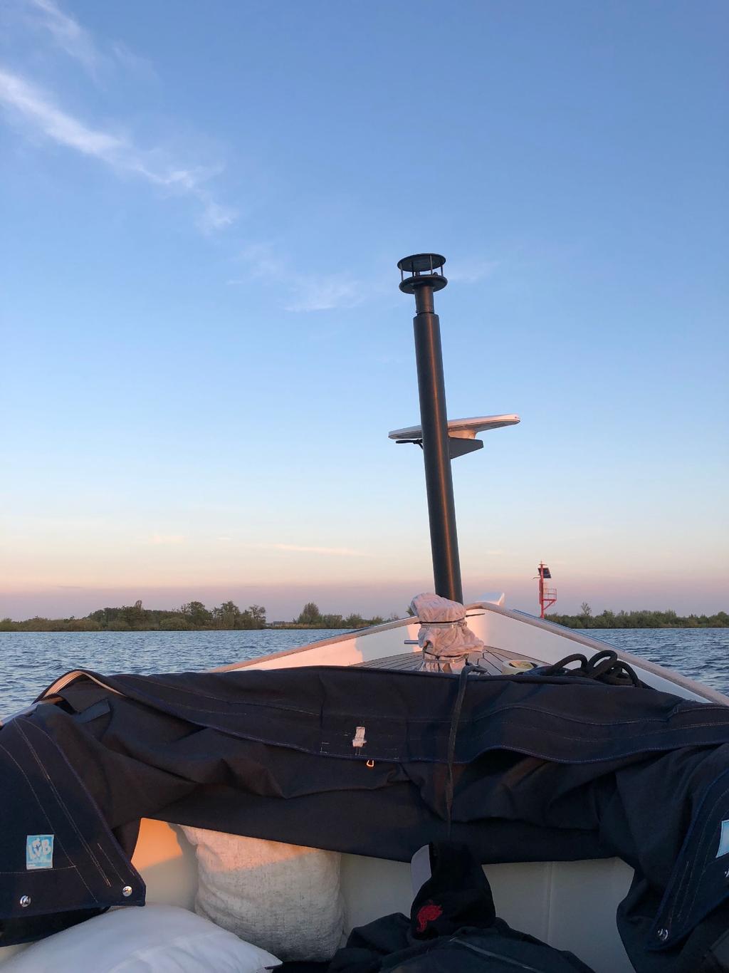 Highly accurate sensor The SAILMON Coach Pole is a highly accurate GPS heading sensor, equipped with a sonic wind sensor to monitor and log calibrated wind speed and direction directly to the SAILMON
