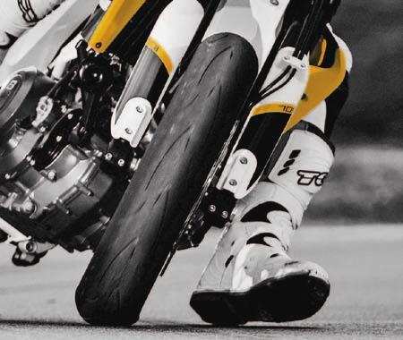 Sporty tire for Supermoto and mid-sized sports motorcycles.