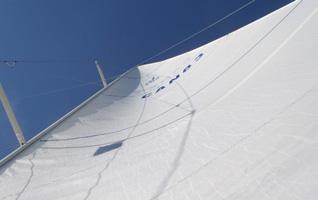 Part 3 Mainsail Trim (Continued) Perfect Trim in 7TWS Other Mainsail Controls As the mast bends it has an immediate effect on the luff and leech tension, so other controls must be adjusted in