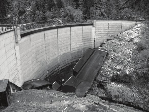 Laugier Electricité de France (EDF), Centre d'ingénierie Hydraulique, Savoie Technolac, Le Bourget-du-Lac, France ABSTRACT: The Gage II concrete arch dam shows some limiting constraints in its