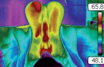A thermographic image shows uneven pressure areas on the underside of a saddle: at the back left, on the underside in the gullet area and at the withers.