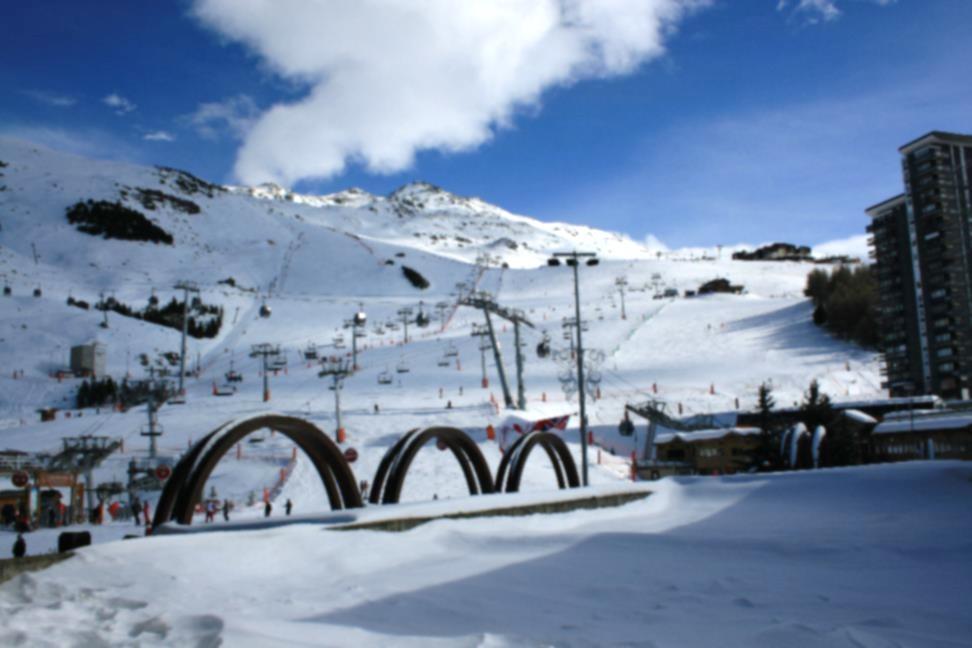The efficient interlinking lift system means that expert skiers can travel from one valley to the others in a day and intermediates will enjoy numerous long 'reds' and 'blues' linking the different