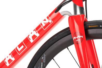 The disc brakes allow a powerful and modular braking in all conditions S4 RACING RED Monocoque high mod carbon fiber