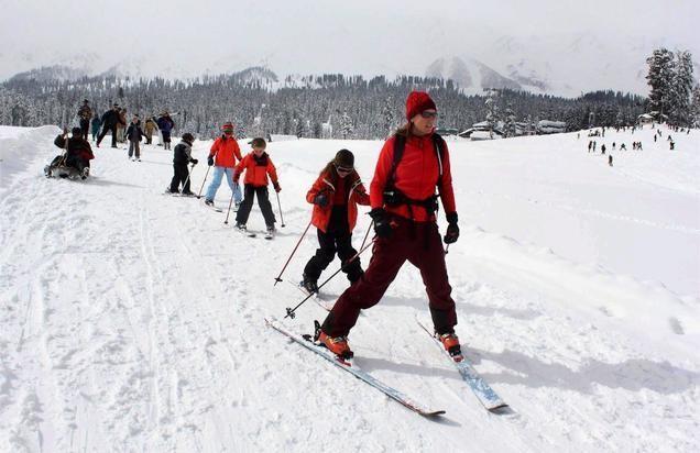 SKI CLINIC: ITINERARY DAY SEVEN: GULMARG We leave Gulmarg after Breakfast, visit the Dal Lake, Lunch at Srinagar and transfer to the